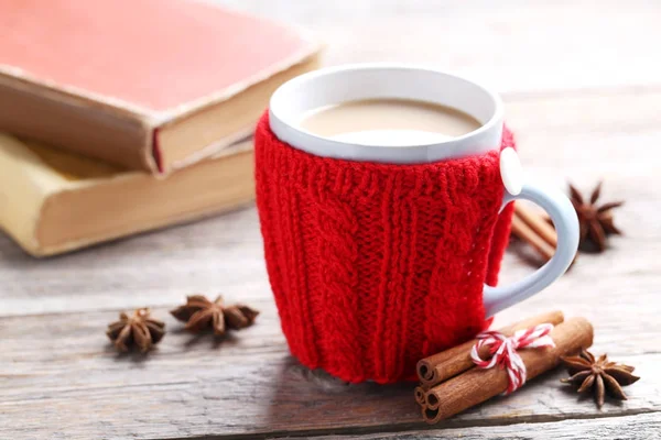 Una taza de café sobre una mesa de madera —  Fotos de Stock