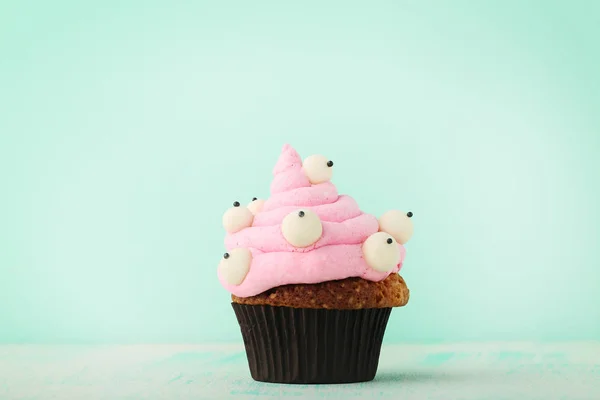 Halloween cupcake on mint background — Stock Photo, Image