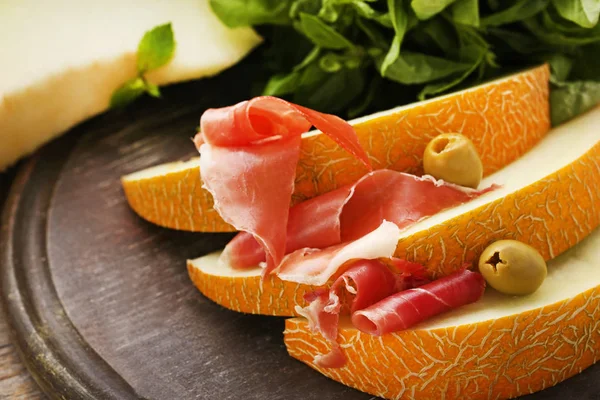 Кусочки дыни с хамоном и оливками — стоковое фото
