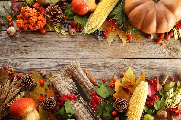 çilek ile sonbahar yaprakları  