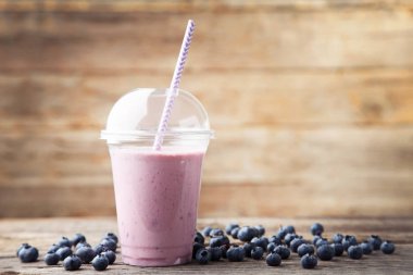 Plastik kap içinde tatlı güler yüzlü 