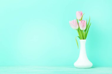 Cam vazo içinde sunulan Lale buketi 