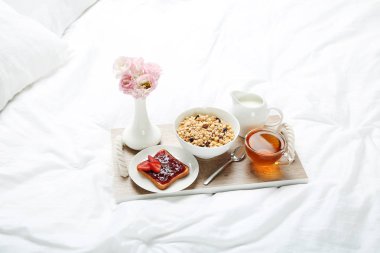 ahşap tepsi üzerinde Servis Kahvaltı