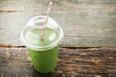 Plastik kap içinde yeşil smoothie