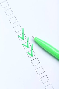 Onay kutularını beyaz kağıt üzerinde