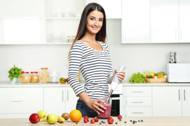 Güzel ve genç birbayan Smoothie blender pişirme
