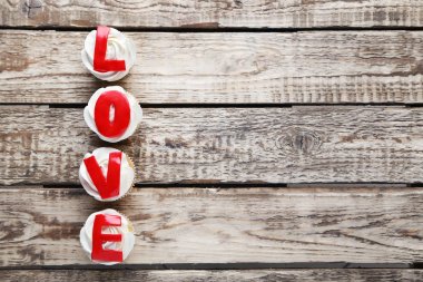 Lezzetli kekler masada.