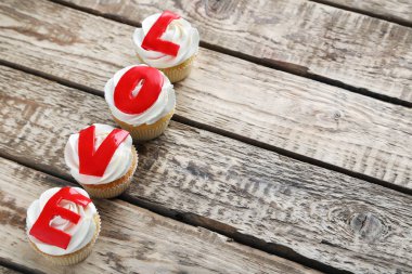 Lezzetli kekler masada.