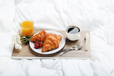 Kahvaltı croissants ve çiçekler ile 