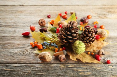 çilek ile sonbahar yaprakları