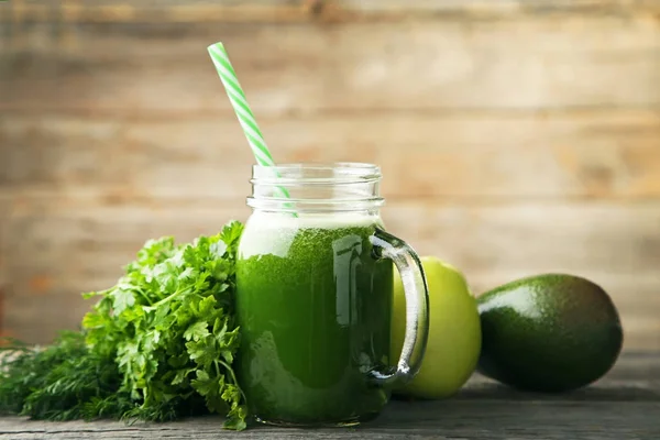 Groene smoothie in glazen pot met apple — Stockfoto