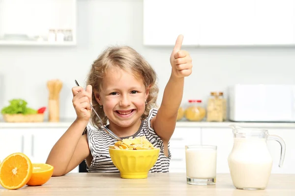 Gadis kecil makan cornflakes dengan susu — Stok Foto