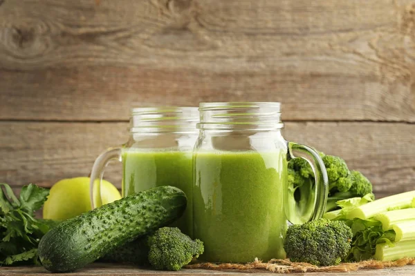 Flessen SAP met broccoli — Stockfoto