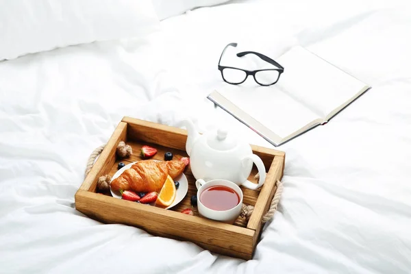 Pequeno-almoço saboroso na cama na bandeja de madeira — Fotografia de Stock