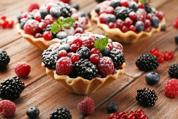 Leckere Törtchen mit Beeren und Puderzucker — Stockfoto