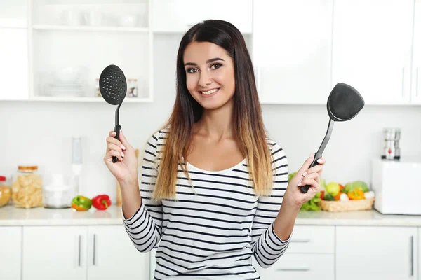 Bella giovane donna in cucina — Foto Stock