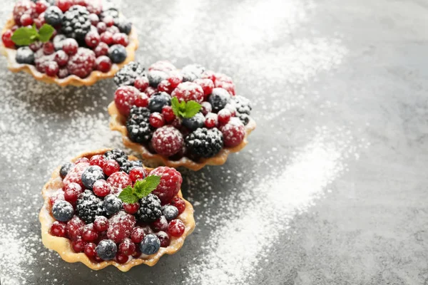 Вкусные пирожные с ягодами и сахарной пудрой — стоковое фото
