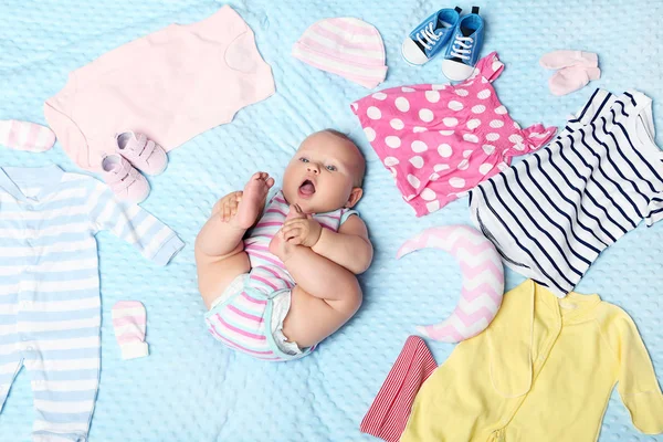 Pequeno bebê recém-nascido roupas diferentes na cama — Fotografia de Stock