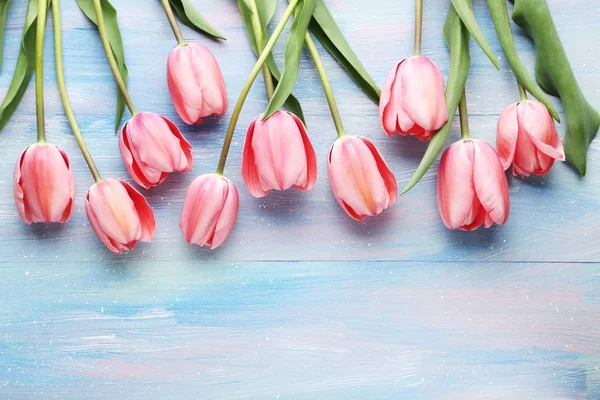 Tulipanes rosados sobre mesa de madera — Foto de Stock