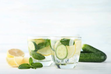 Salatalık, limon ve nane yaprakları ile limonata