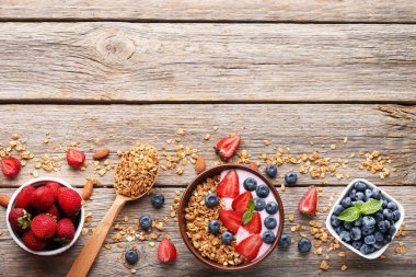 Çilek ile lezzetli granola 