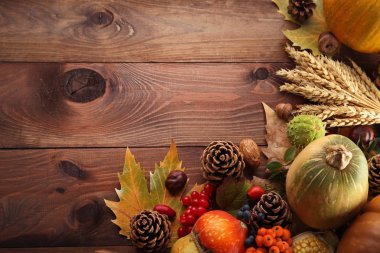 Meyveler ve sebzeler ile sonbahar yaprakları 