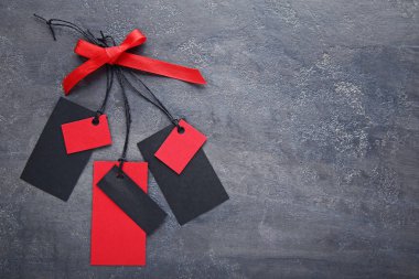 Siyah ve kırmızı Satılık Etiketler