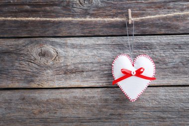 Noel süslemeleri ipte asılı.