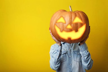 Cadılar Bayramı Balkabağı tutan erkek eller 