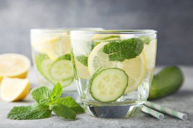 Salatalık, limon ve nane yaprakları ile limonata