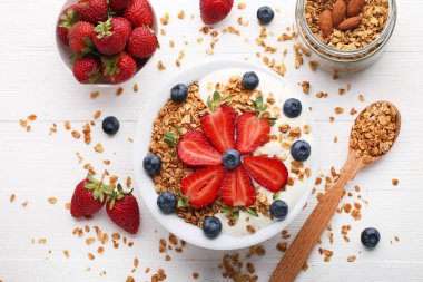 Çilek ile lezzetli granola