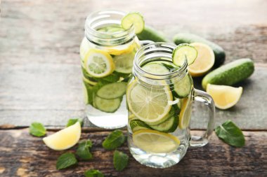 Salatalık, limon ve nane yaprakları ile limonata