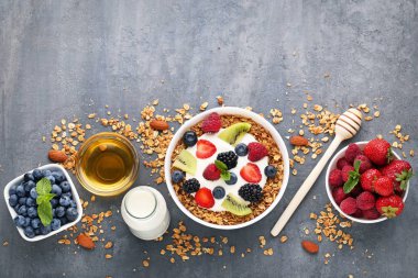 Çilek ile lezzetli granola