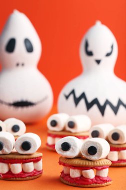 Cadılar Bayramı çerezleri ağız marshmallow ile 