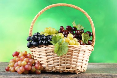 Üzüm sepeti masada
