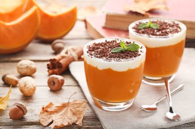 Kaşık ile bardaklarda kabak güler yüzlü