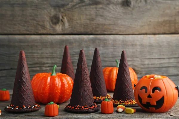 Sombreros de Halloween de chocolate con caramelos — Foto de Stock
