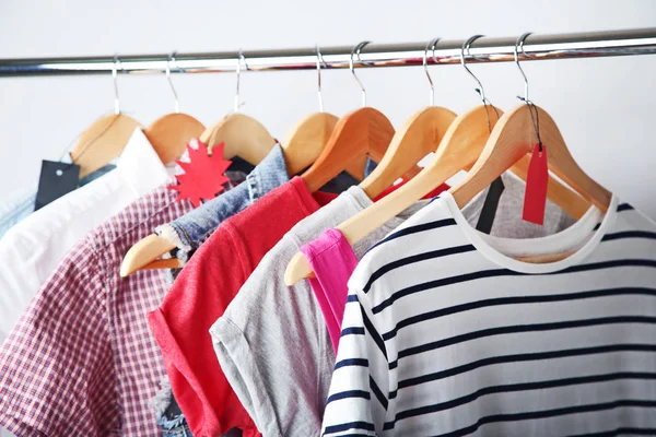 Verkoop tags op houten hangers — Stockfoto