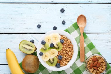 Çilek ile lezzetli granola