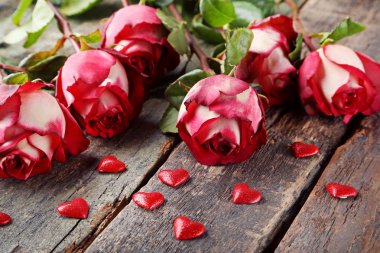 Sevgi kalpleri ile güzel kırmızı gül 