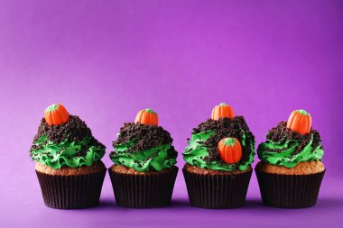 Arka plan üzerinde Halloween cupcakes