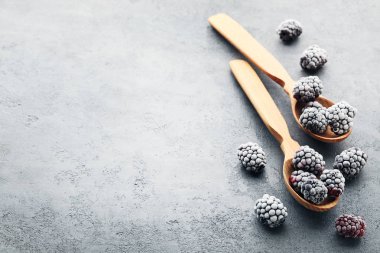 Dondurulmuş çiğ böğürtlen 