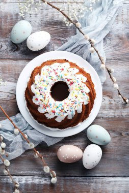 Kek ile sprinkles ve Paskalya yumurtaları