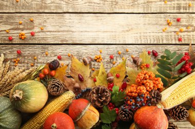 Meyveler ve sebzeler ile sonbahar yaprakları