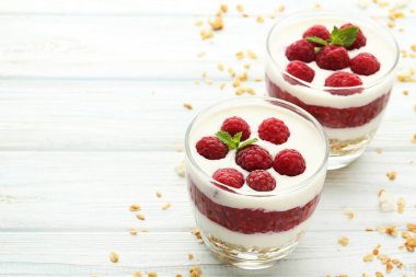 Ahududu ve granola gözlük ile tatlı 