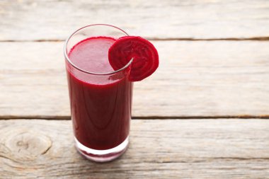 Taze pancar suyu cam ahşap arka plan üzerinde