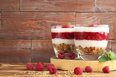 Ahududu ve granola gözlük ile tatlı 