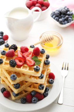 Tatlı çilek ile gözleme