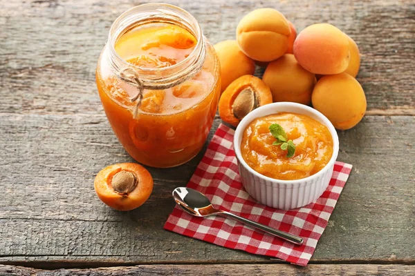 Kase ve cam kavanoza kayısı reçeli 