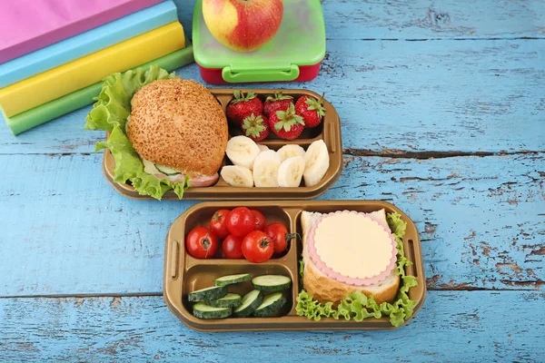 Almoço escolar em caixas — Fotografia de Stock